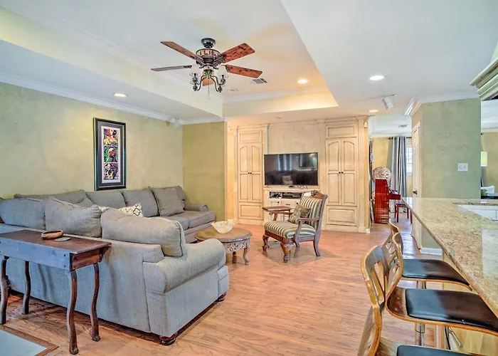 Charming ~ 5 Mi To Downtown! *