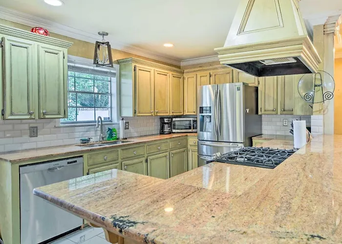Charming ~ 5 Mi To Downtown! *